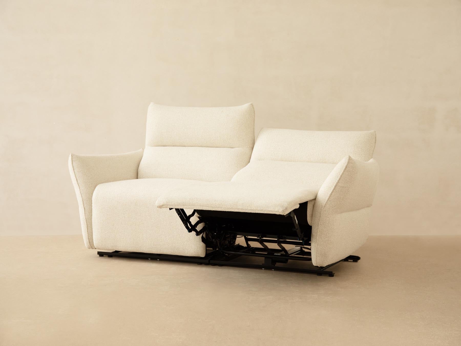 Elegantes 3-Sitzer Sofa Montgri in White-Moon, ideal für stilvolle Wohnräume und entspannte Abende, erhältlich bei KAQTU.
