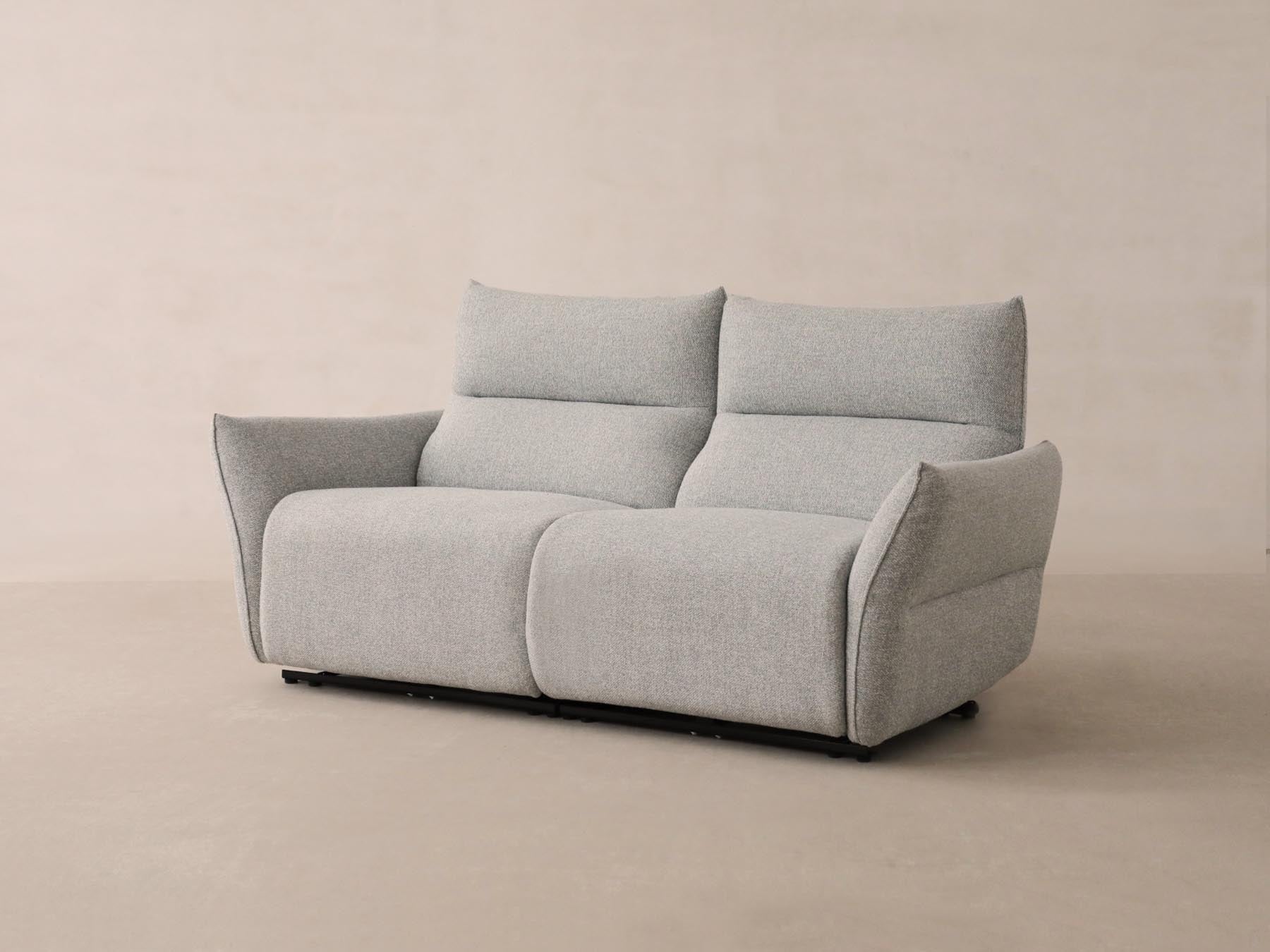 Elegantes 3-Sitzer Sofa Montgri in stilvollem Grau, ideal für moderne Wohnräume, von Micadoni, präsentiert von KAQTU Design AG.
