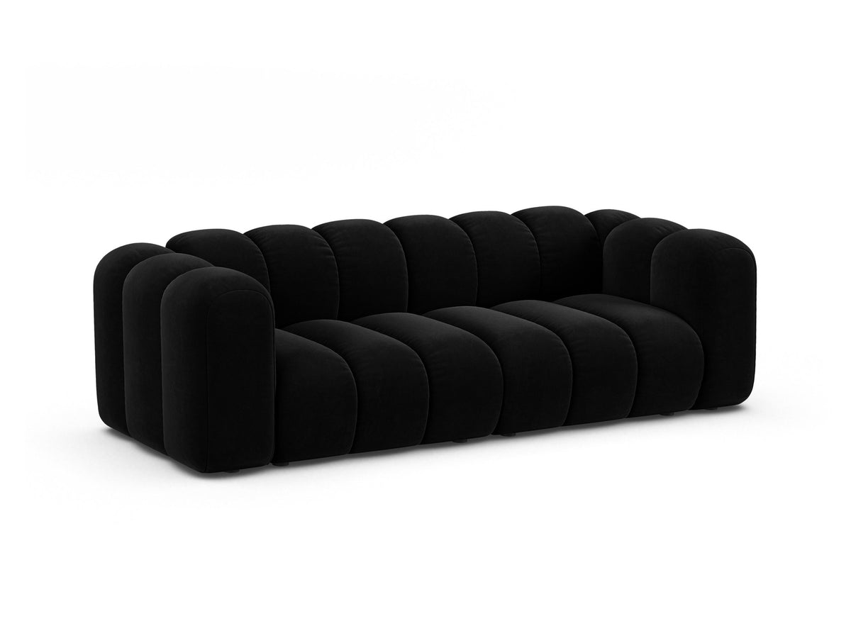 Beigefarbenes 3er Sofa Lupine von Micadoni aus Samtstoff mit schwarzen Kunststoffbeinen, niedriger Rückenlehne und modularem Aufbau.