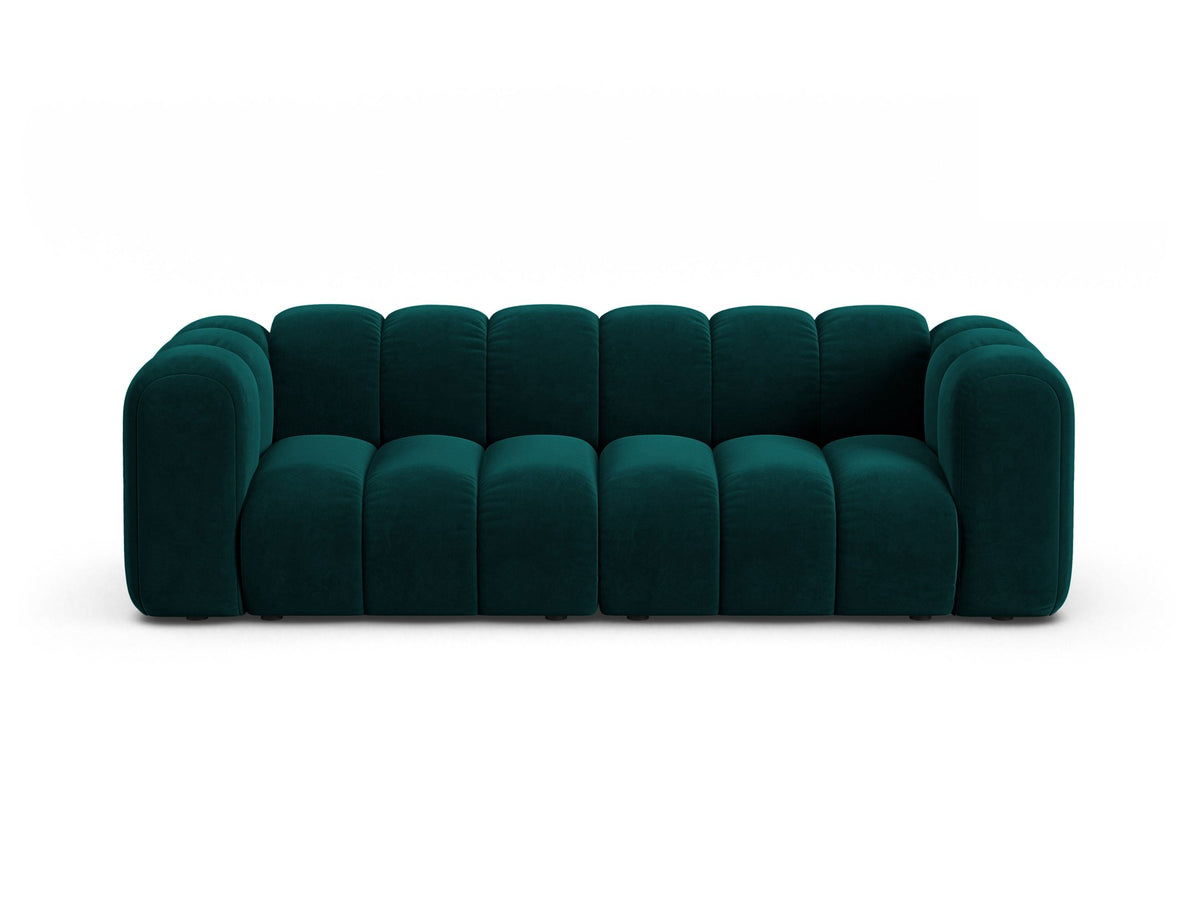 Beigefarbenes 3er Sofa Lupine von Micadoni aus Samtstoff mit schwarzen Kunststoffbeinen, niedriger Rückenlehne und modularem Aufbau.