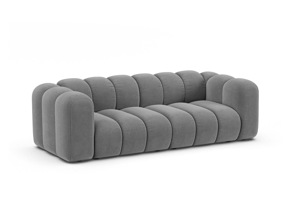 Beigefarbenes 3er Sofa Lupine von Micadoni aus Samtstoff mit schwarzen Kunststoffbeinen, niedriger Rückenlehne und modularem Aufbau.