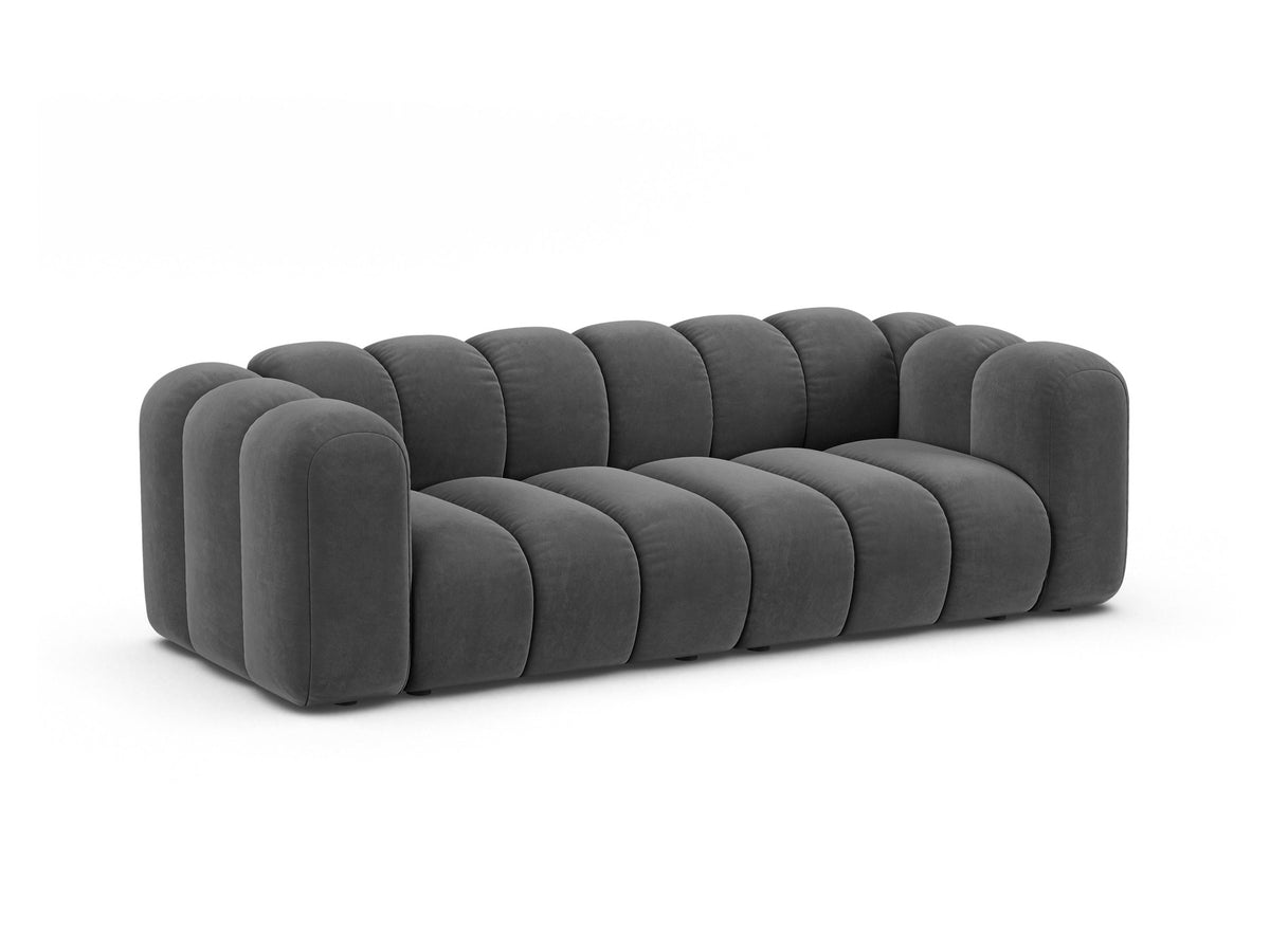 Beigefarbenes 3er Sofa Lupine von Micadoni aus Samtstoff mit schwarzen Kunststoffbeinen, niedriger Rückenlehne und modularem Aufbau.
