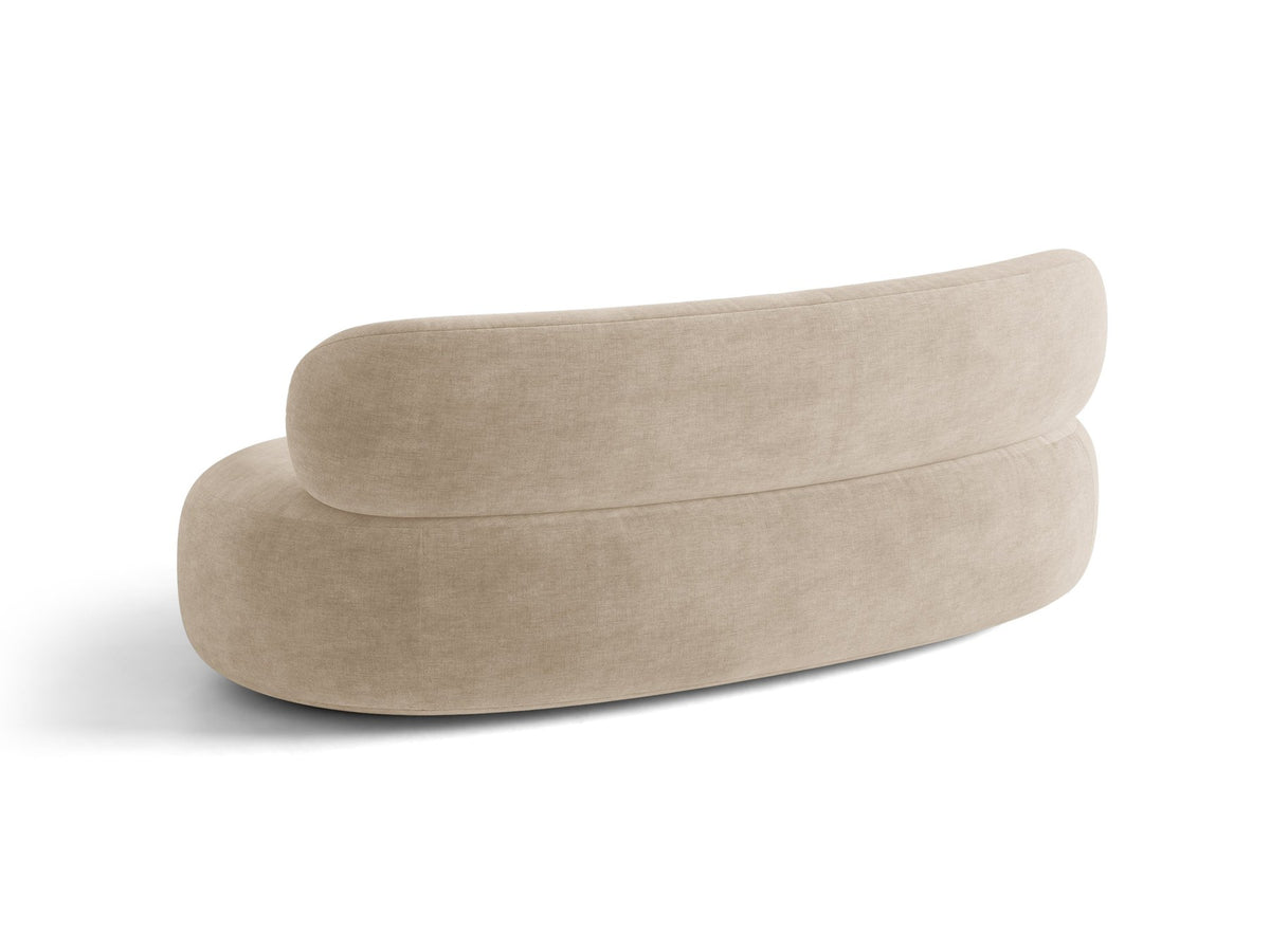 Foto des Aura 3er Sofas von Micadoni in Leichtes beige, Chenille-Stoff Golden, geschwungene Rückenlehne, schwarze Kunststoffbeine.