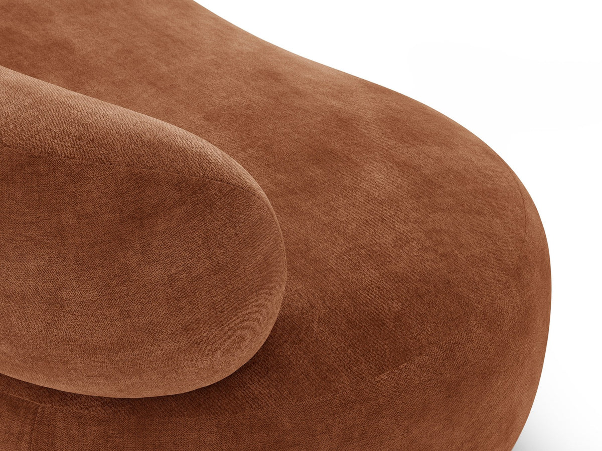 Foto des Aura 3er Sofas von Micadoni in Leichtes beige, Chenille-Stoff Golden, geschwungene Rückenlehne, schwarze Kunststoffbeine.