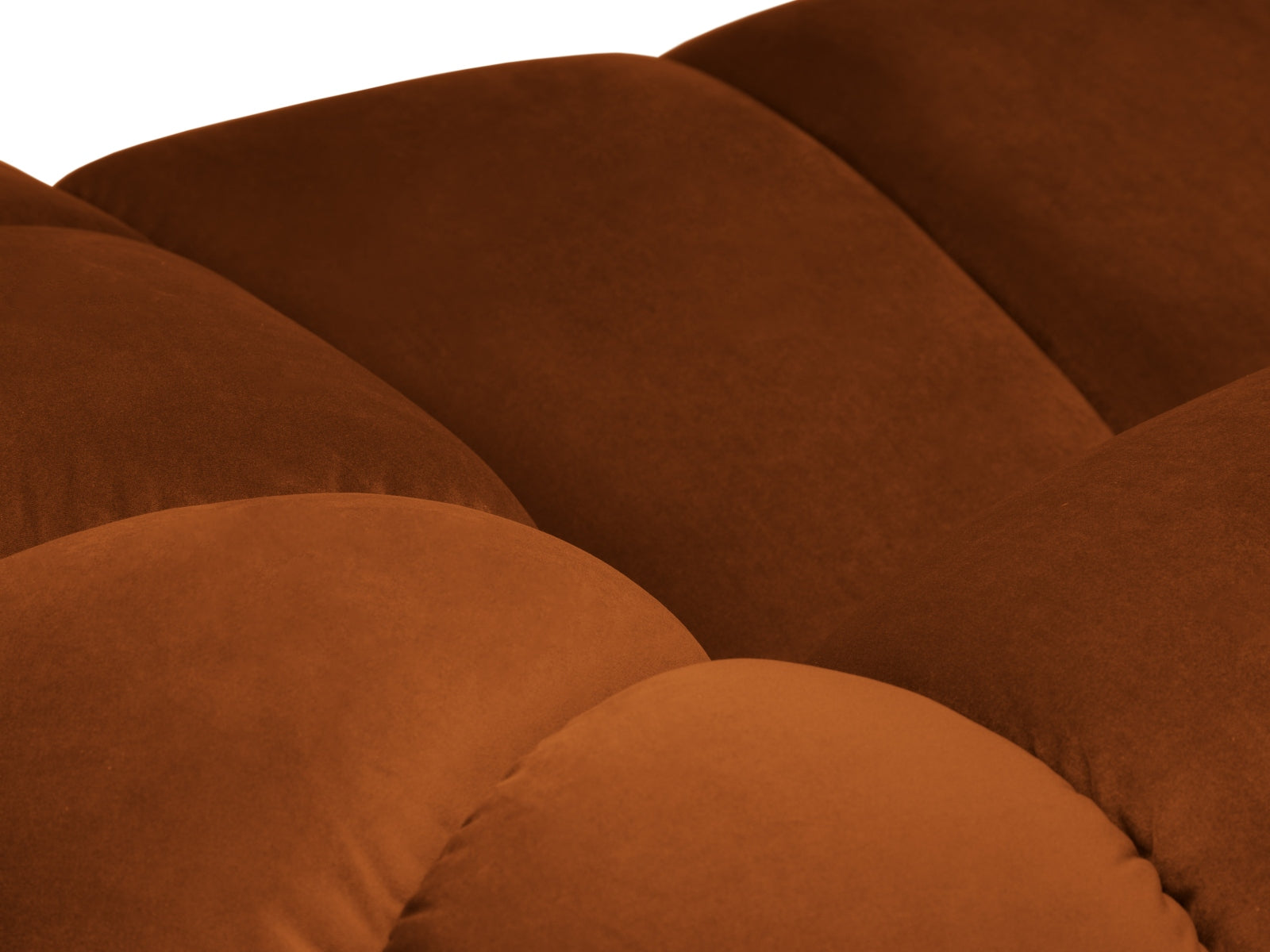 Elegantes 3-Sitzer Sofa aus weichem Velours in warmem Terracotta, ideal für stilvolle und gemütliche Wohnräume von Micadoni.