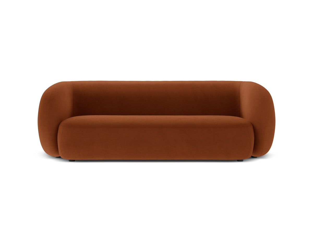 Weisses 3er Sofa Kate von Micadoni mit Bouclé-Stoffbezug, schwarzen Kunststoffbeinen und modularem Aufbau, Frontalansicht.