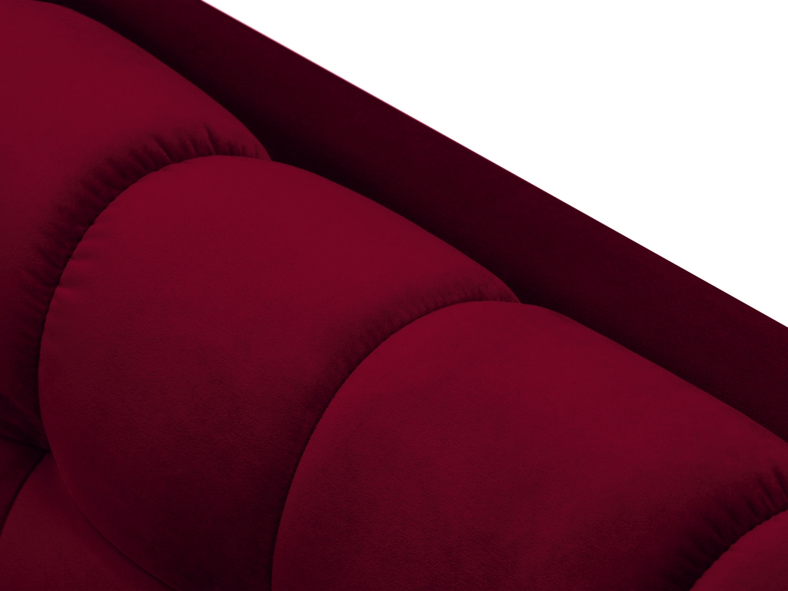 Elegantes 3-Sitzer Sofa Mamaia in luxuriösem Velours, kombiniert kräftiges Rot mit edlem Schwarz – perfekt für modernes Wohndesign.