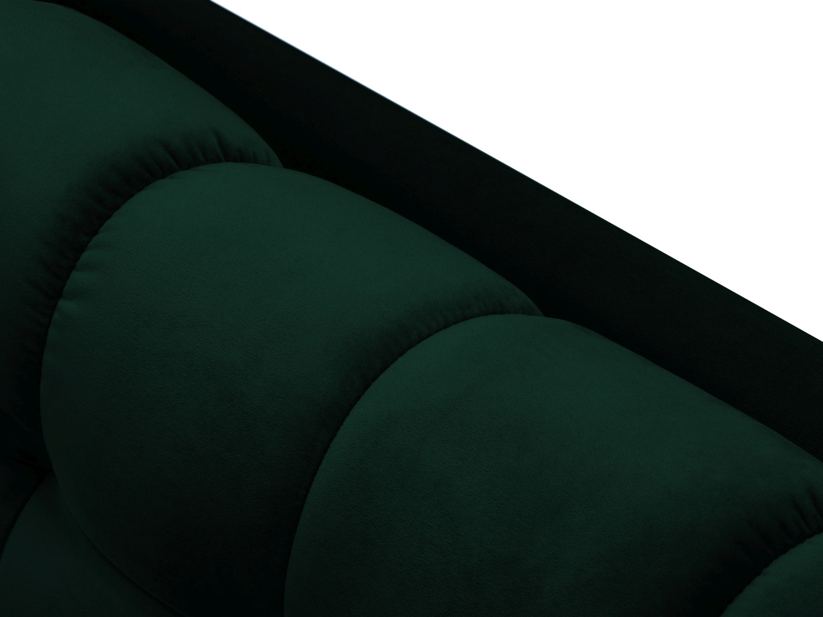 Elegantes 3-Sitzer Sofa Mamaia aus weichem Velours in sattem Grün, ideal für stilvolle Wohnräume und entspannte Stunden.