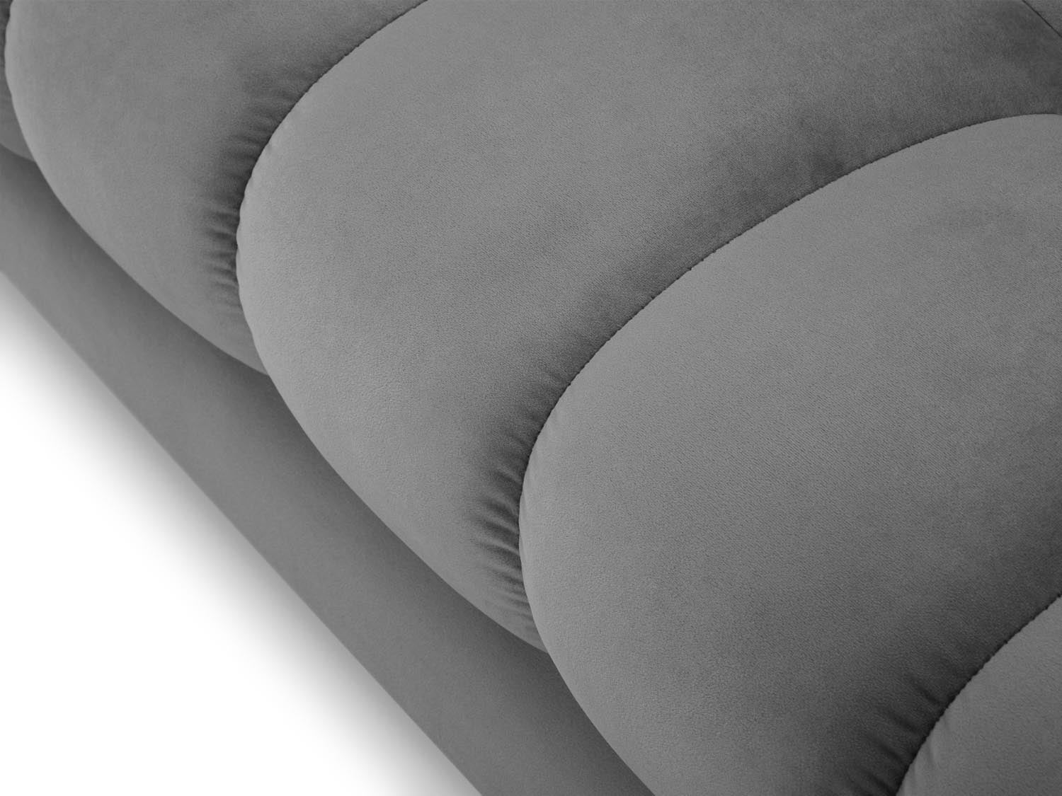 Stilvolles 3-Sitzer Sofa Mamaia aus weichem Velours in Grau, kombiniert mit edlem Schwarz, perfekt für moderne Wohnkonzepte.