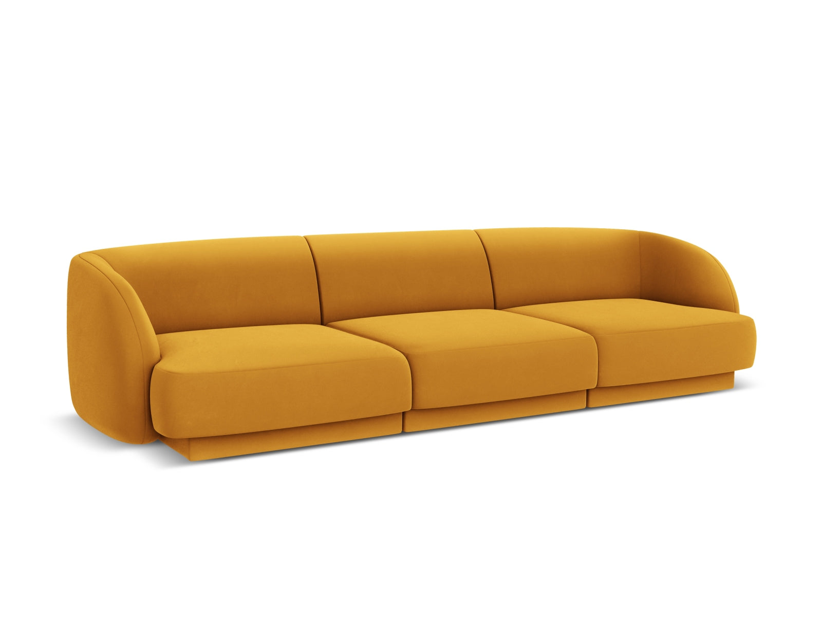 Stilvolles 3-Sitzer-Sofa Miley aus Velours in warmen Gelbtönen, perfekt für moderne Wohnkonzepte und gemütliche Atmosphäre.
