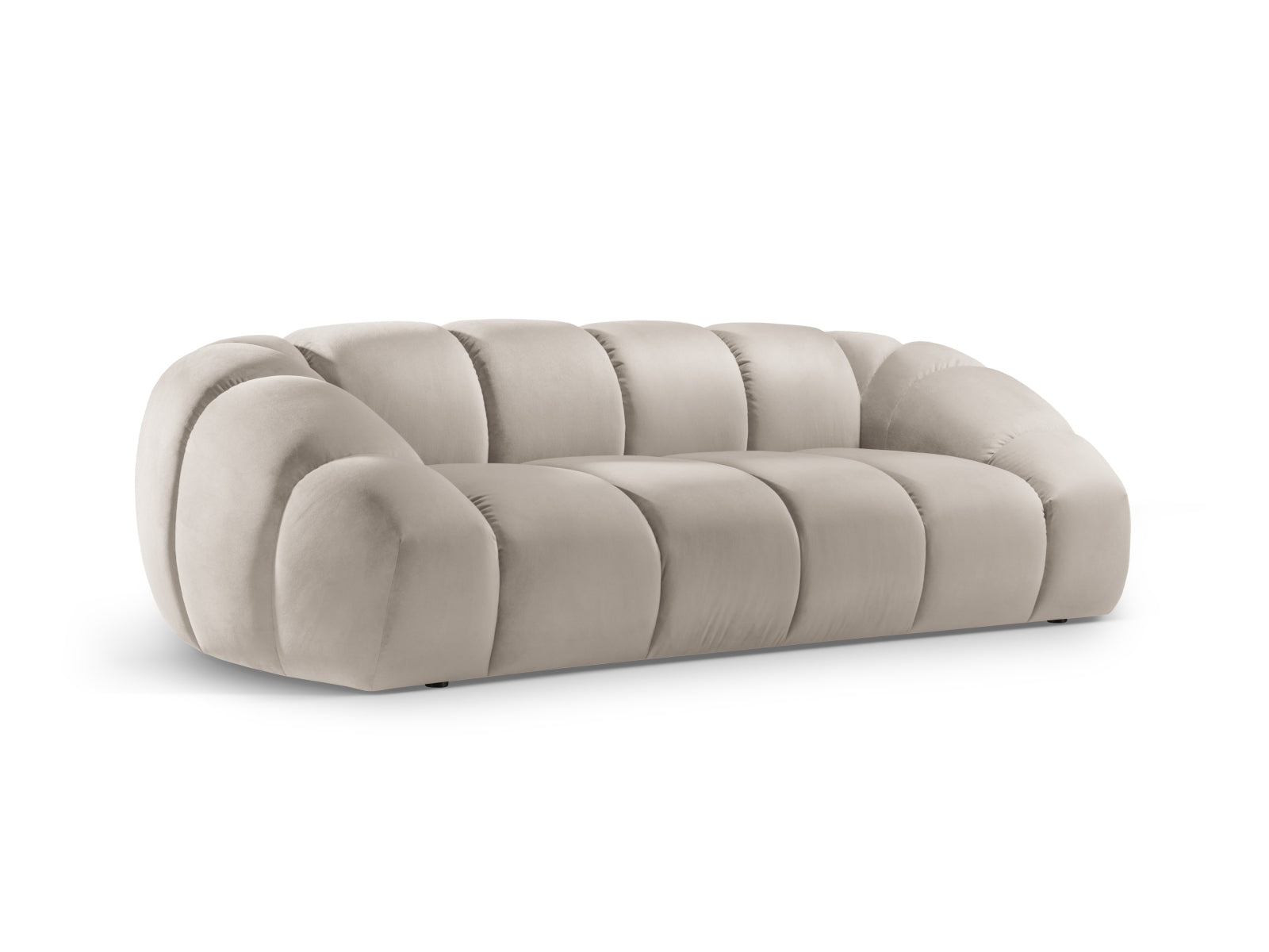 Stilvolles 3-Sitzer Sofa Diana aus luxuriösem Velours in sanftem Beige, perfekt für einladende Wohnräume und entspannte Stunden.