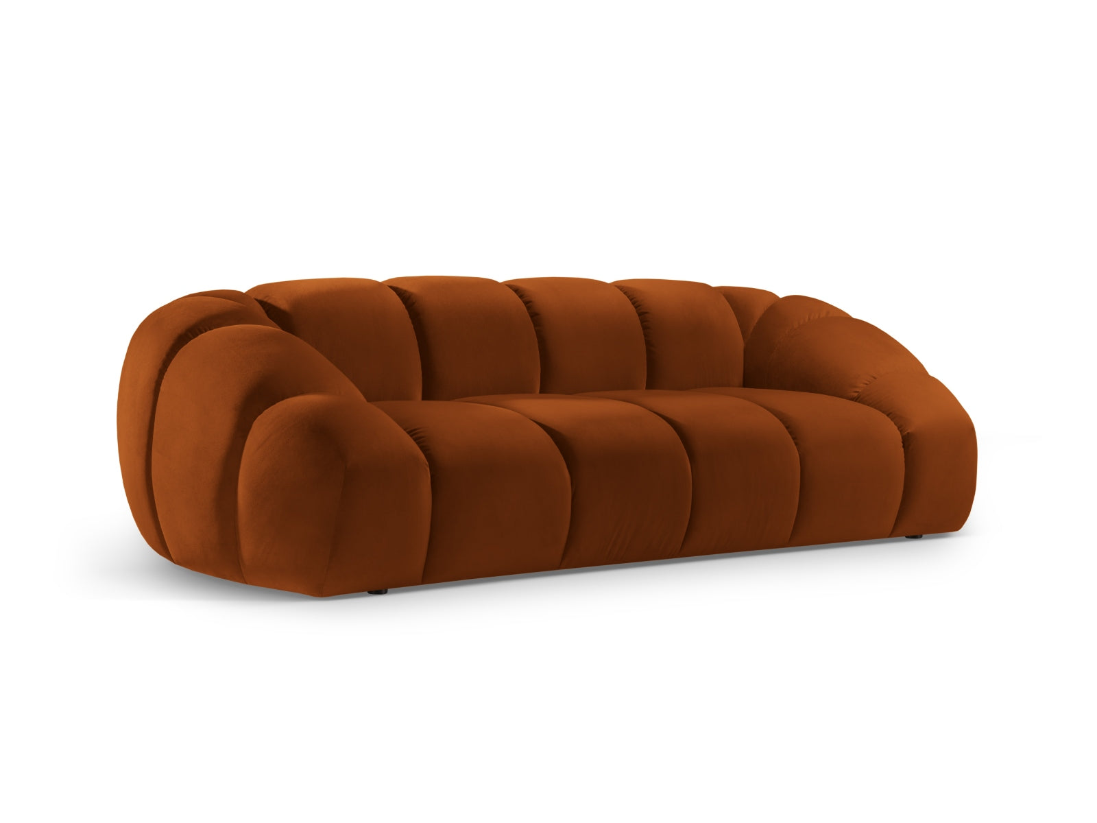 Stilvolles 3-Sitzer Sofa in luxuriösem Velours, warmes Terracotta, perfekt für einladende und moderne Wohnambiente von Micadoni.