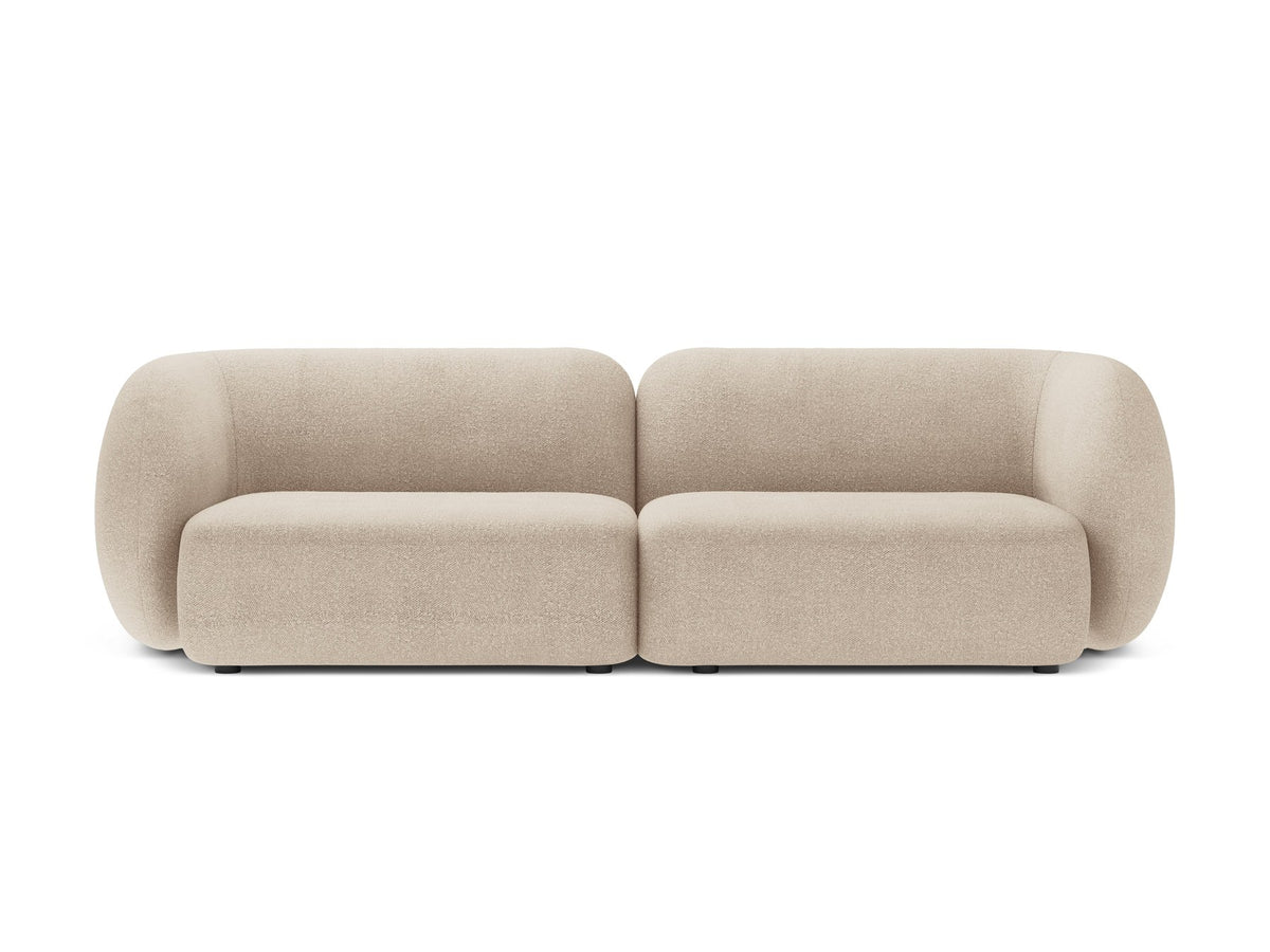 Weisses 4er Sofa Kate von Micadoni mit strukturiertem Bouclé-Stoff, schwarzen Kunststoffbeinen und breiter Sitzfläche.