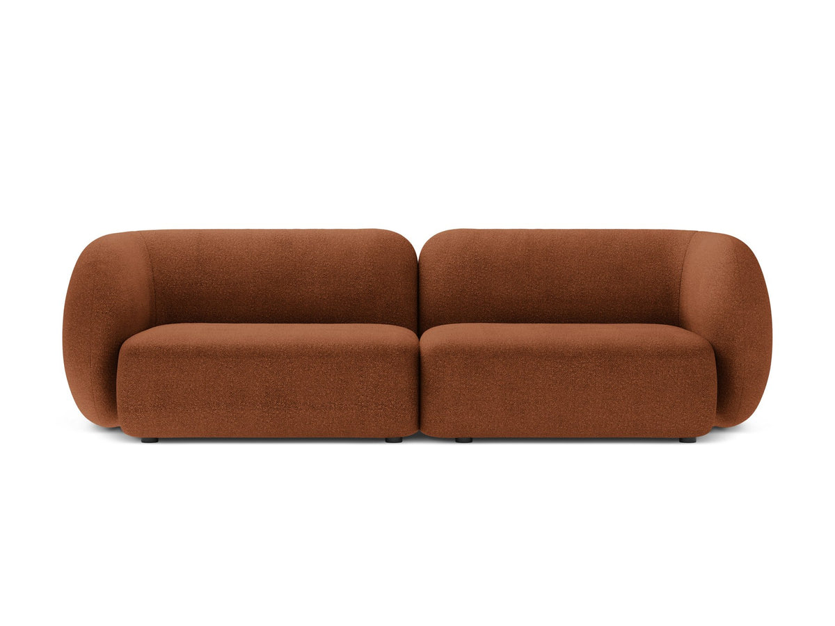 Weisses 4er Sofa Kate von Micadoni mit strukturiertem Bouclé-Stoff, schwarzen Kunststoffbeinen und breiter Sitzfläche.