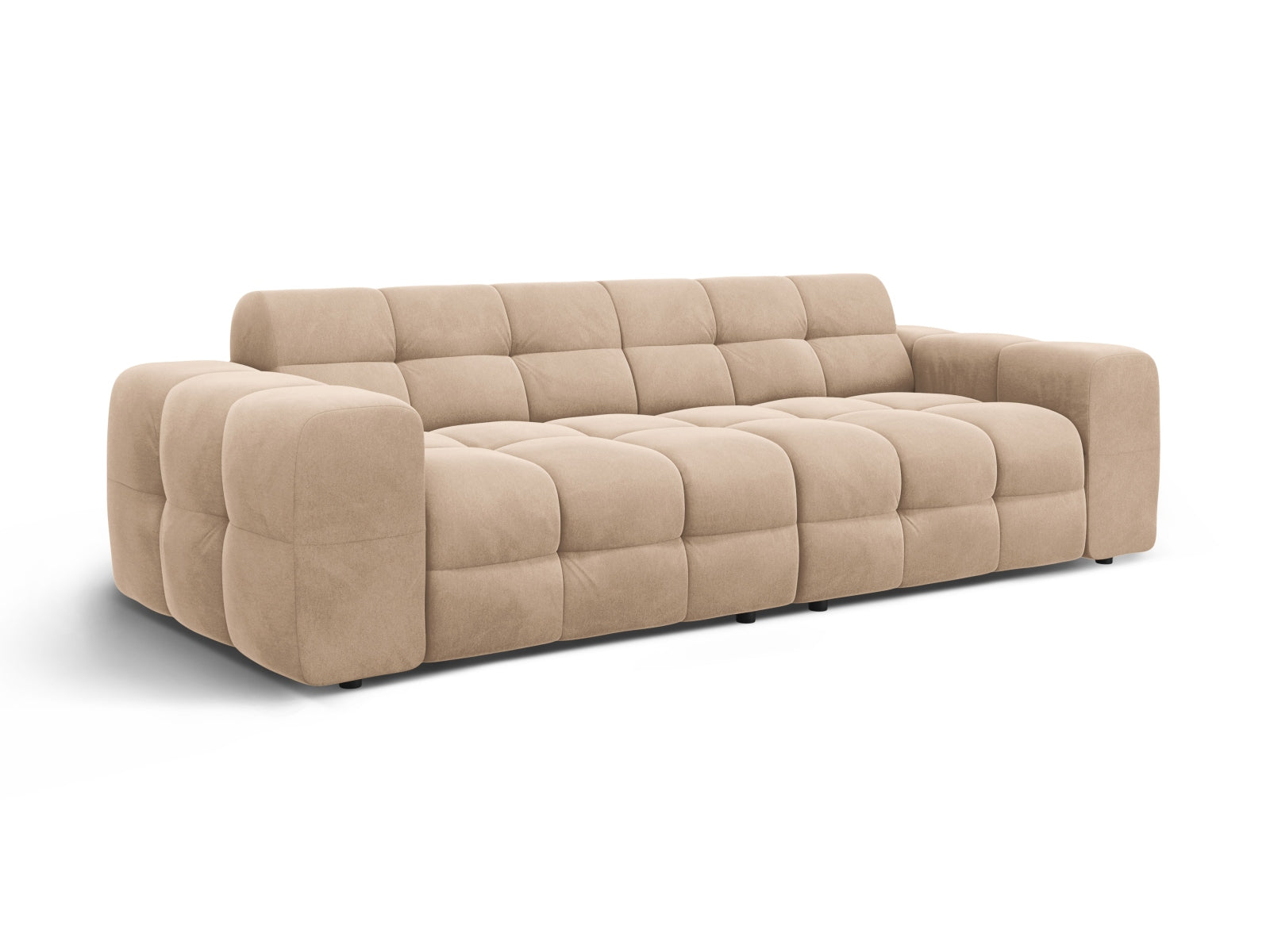 Luxuriöses Kendal Velour Sofa in sanftem Almond Beige, perfekt für moderne Wohnzimmer. Bequeme 4-Sitzer-Lösung von Micadoni.