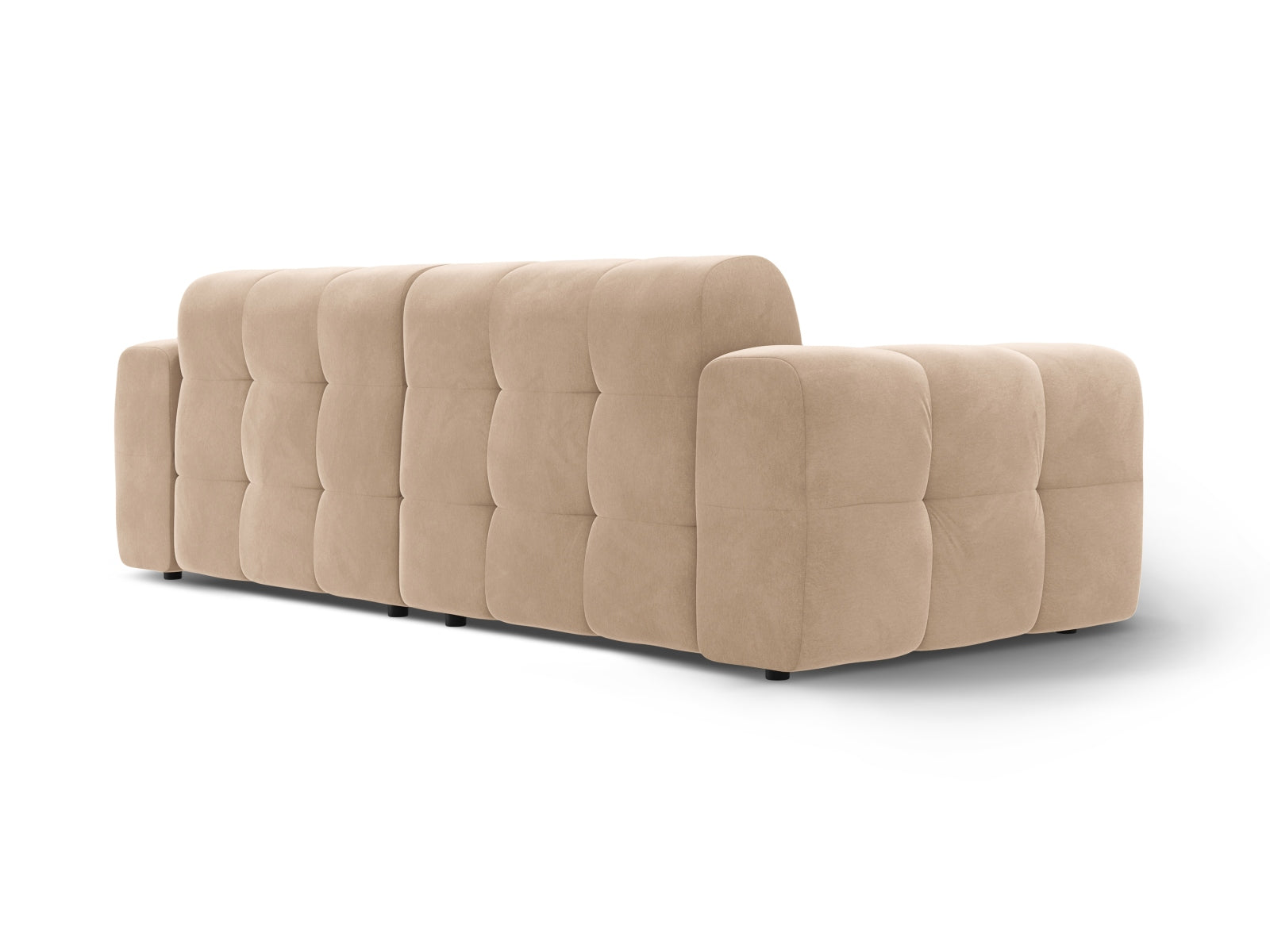 Elegantes Kendal Velour Sofa in zartem Almond Beige, ideal für stilvolle Wohnräume. Komfortabler 4-Sitzer von Micadoni.