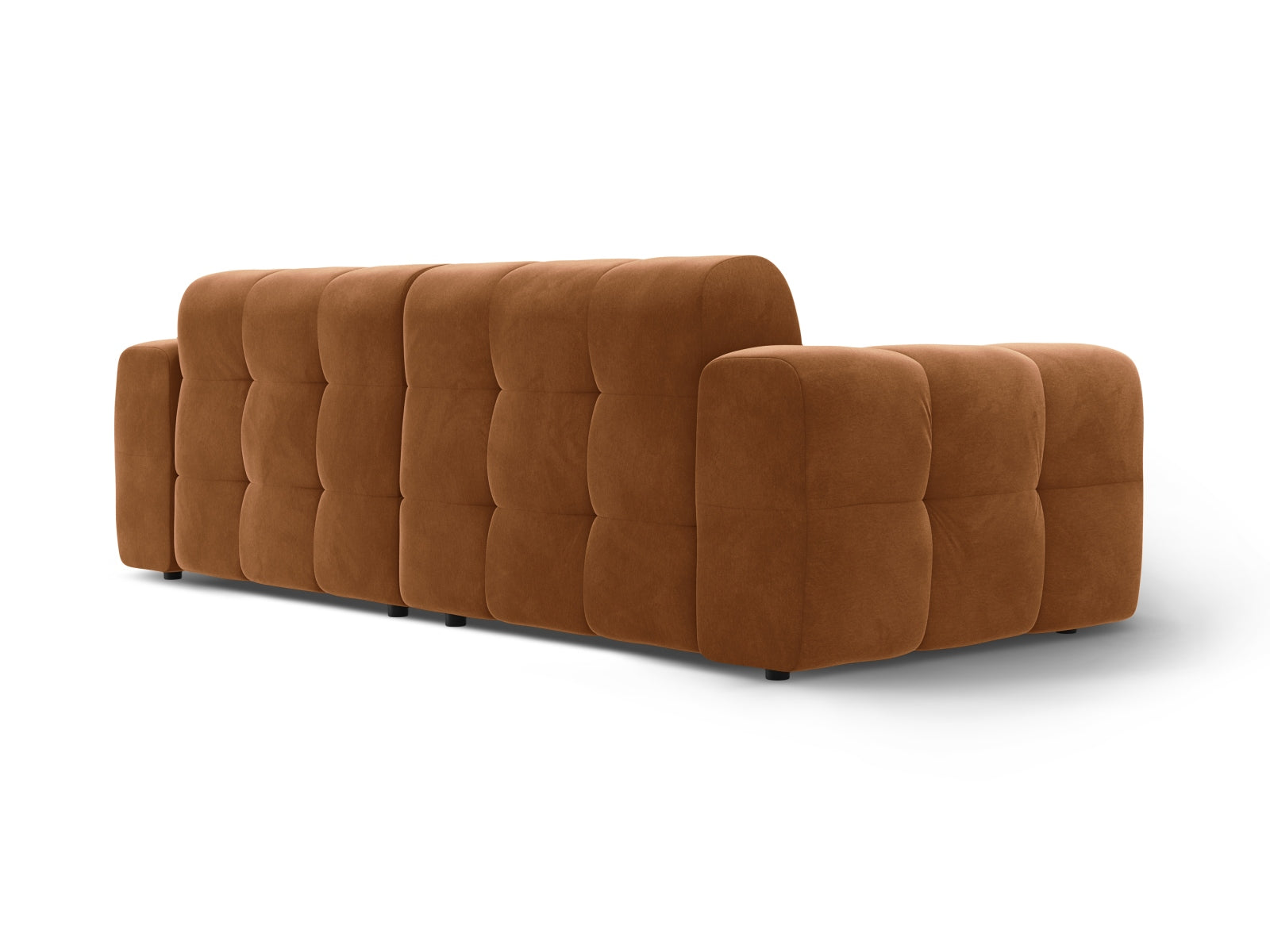 Elegantes 4-Sitzer Sofa Kendal in edlem Camel-Velours, ideal für stilvolle Wohnräume und gemütliche Abende mit Freunden.