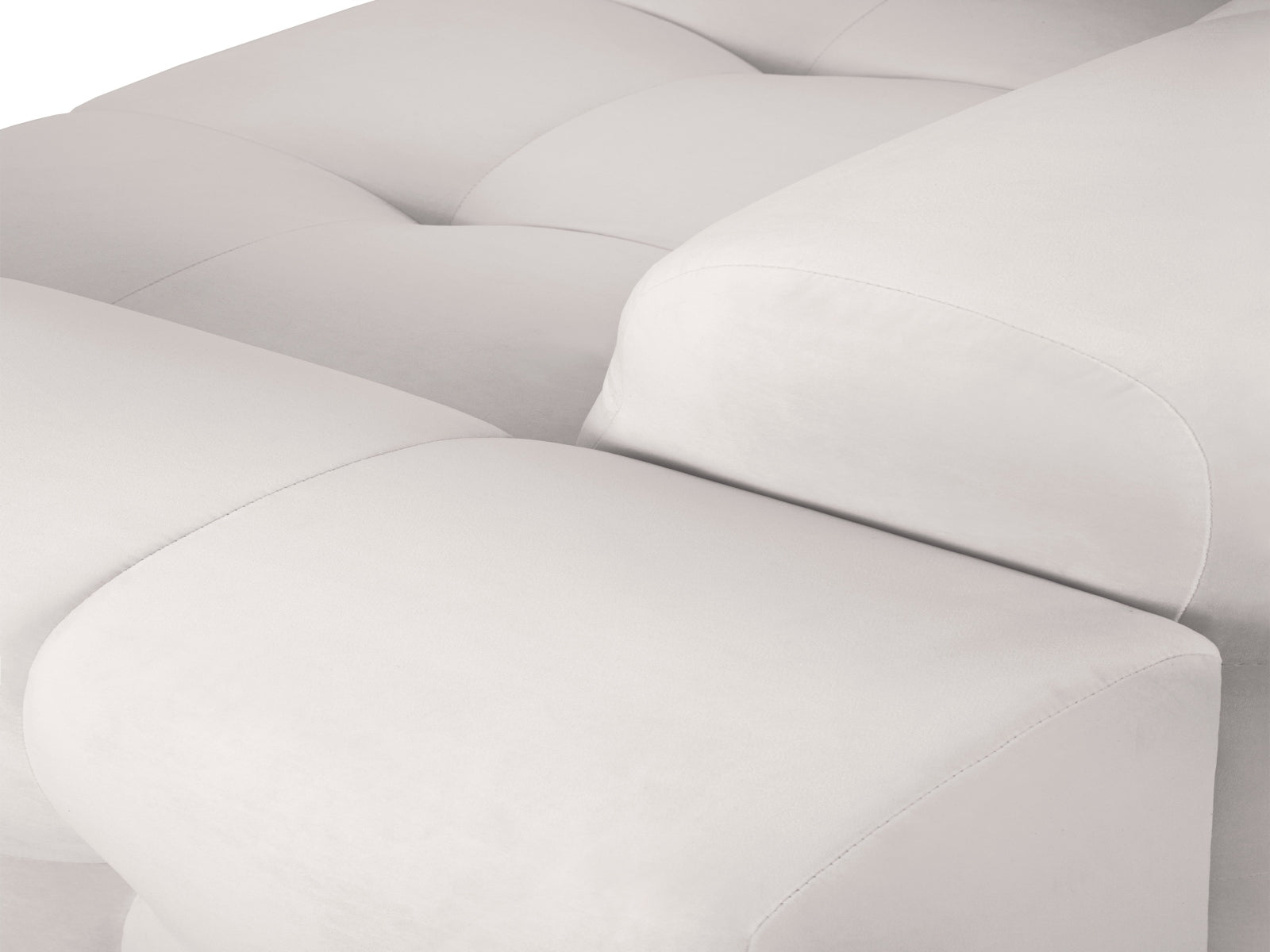 Elegantes Kendal Velour Sofa in sanftem Hellgrau, ideal für stilvolle Wohnräume. Komfortables 4-Sitzer Design von Micadoni.
