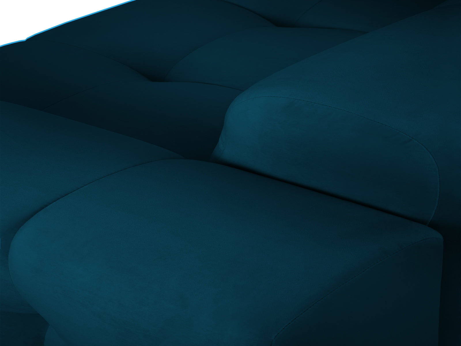 Elegantes Kendal Velour Sofa in edlem Blau, 4-Sitzer von Micadoni, ideal für stilvolle Wohnräume und gemütliche Abende.