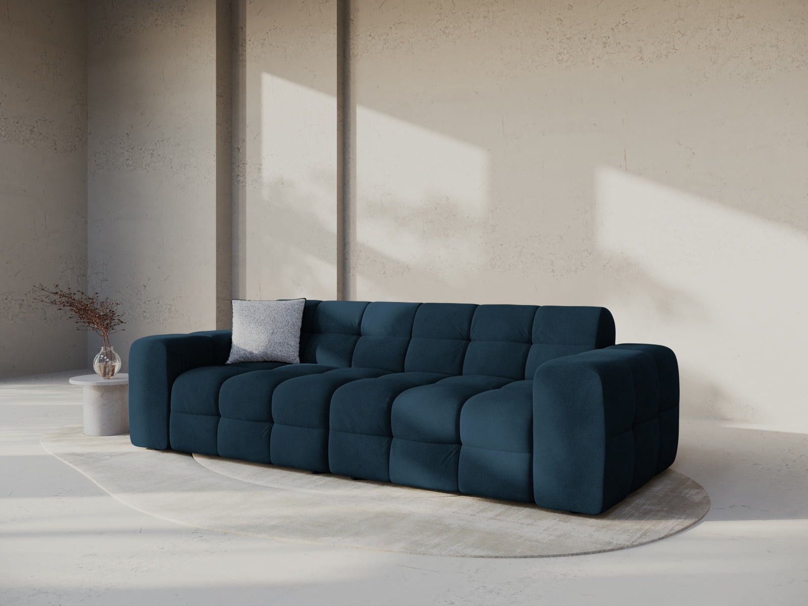 Elegantes Kendal Velour Sofa in Navy Blue, 4-Sitzer von Micadoni, ideal für stilvolle Wohnräume und gemütliche Abende.