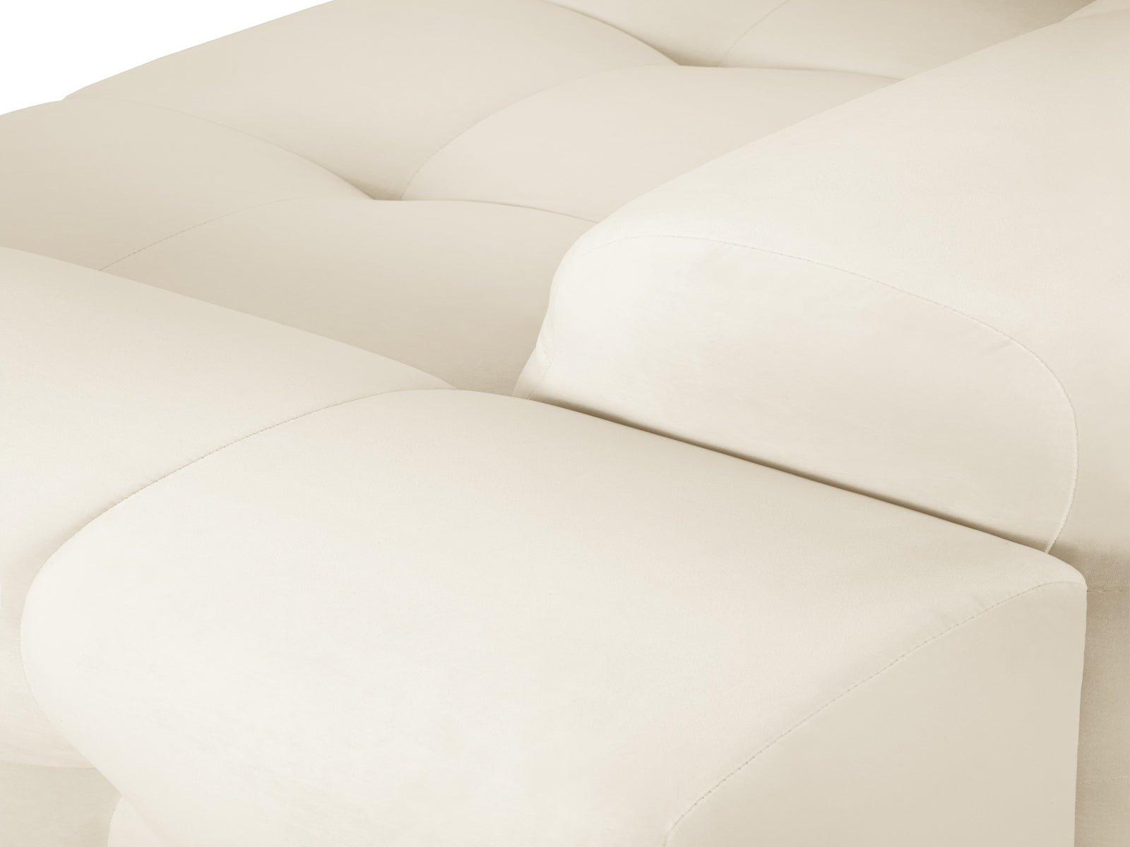 Elegantes Kendal Velour Sofa in zartem Ivory, 4-Sitzer von Micadoni, ideal für stilvolle Wohnräume und gemütliche Abende.