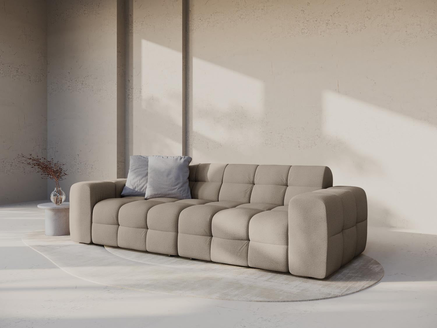 Entdecken Sie das Kendal Sofa 4 Sitzer von Micadoni – ein stilvolles Velours-Sofa, das Komfort und Eleganz in Ihr Wohnzimmer bringt.
