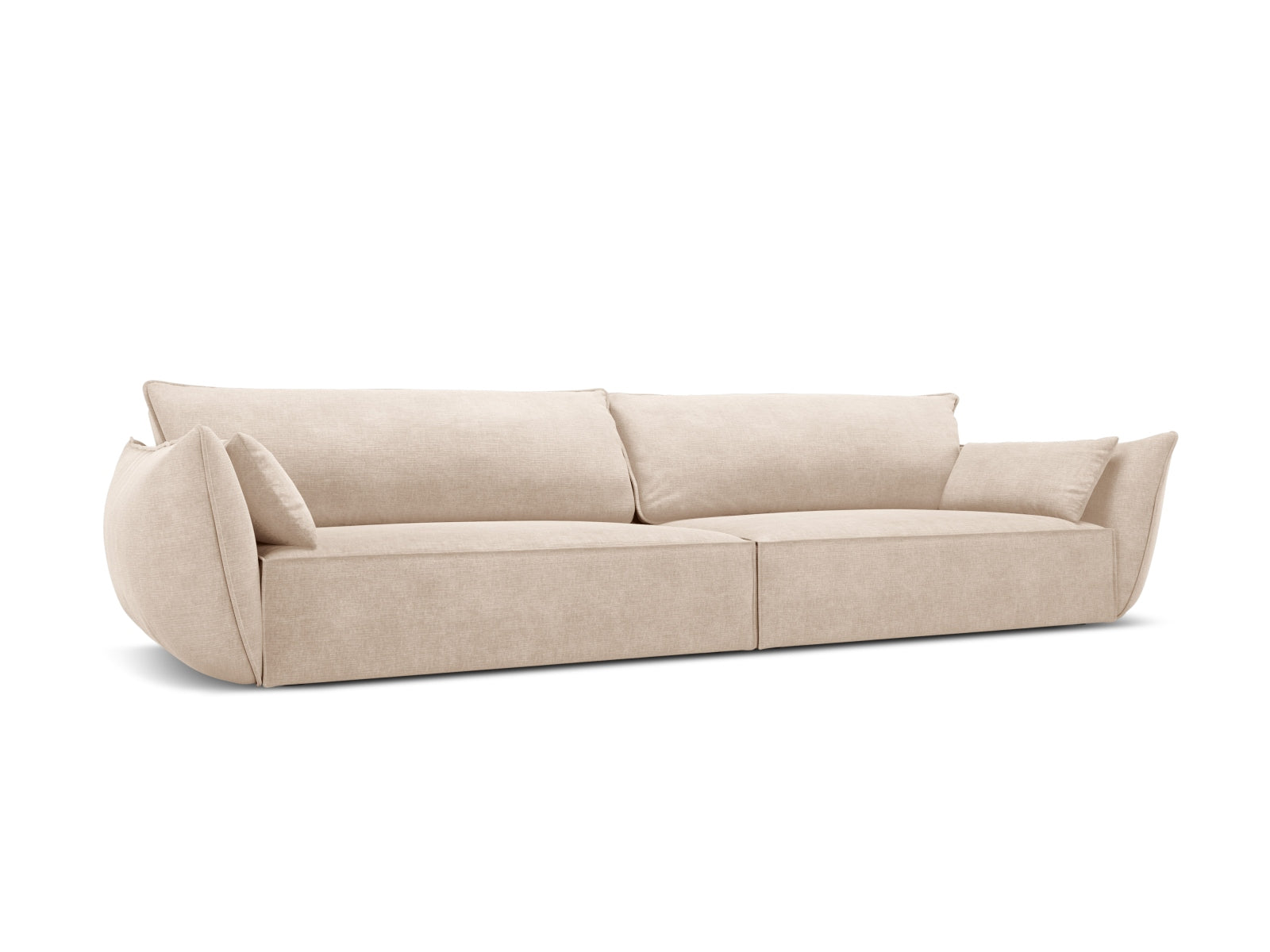 Elegantes Kaelle 4-Sitzer Sofa in sanftem Beige, ideal für stilvolle Wohnräume, erhältlich bei KAQTU Design AG.