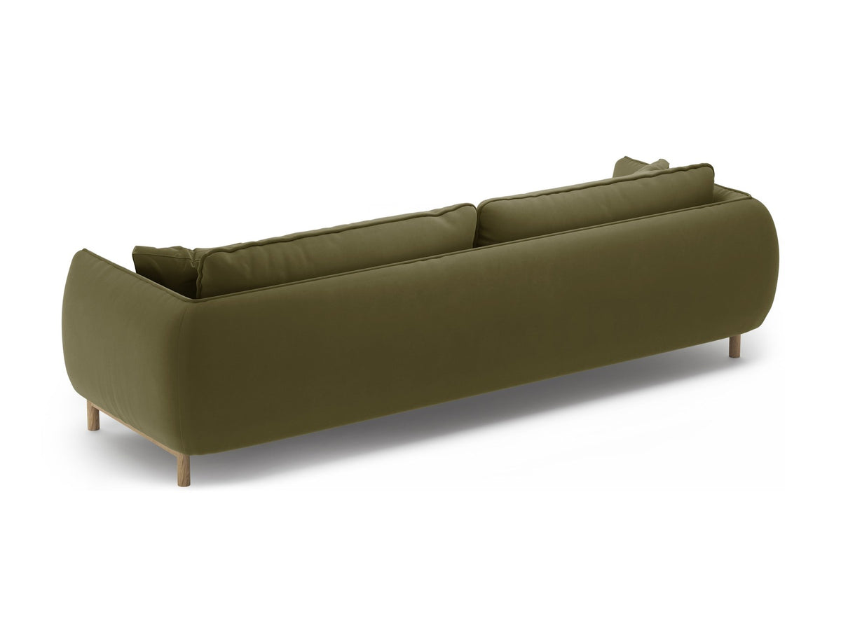 Vierersofa Ada von Micadoni in Mandel beige mit Casino-Stoffbezug, gerundeten Armlehnen und sichtbarem Buchenholzgestell auf Holzbeinen.