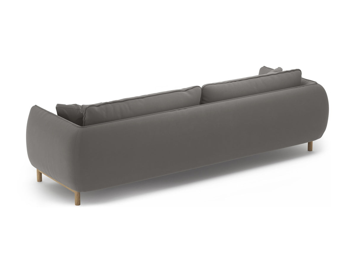 Vierersofa Ada von Micadoni in Mandel beige mit Casino-Stoffbezug, gerundeten Armlehnen und sichtbarem Buchenholzgestell auf Holzbeinen.