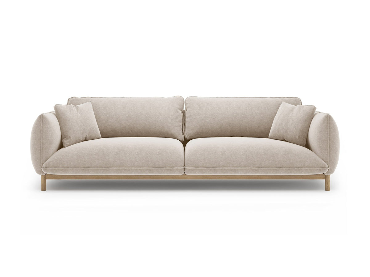 Vierersofa Ada von Micadoni in Mandel beige mit Casino-Stoffbezug, gerundeten Armlehnen und sichtbarem Buchenholzgestell auf Holzbeinen.