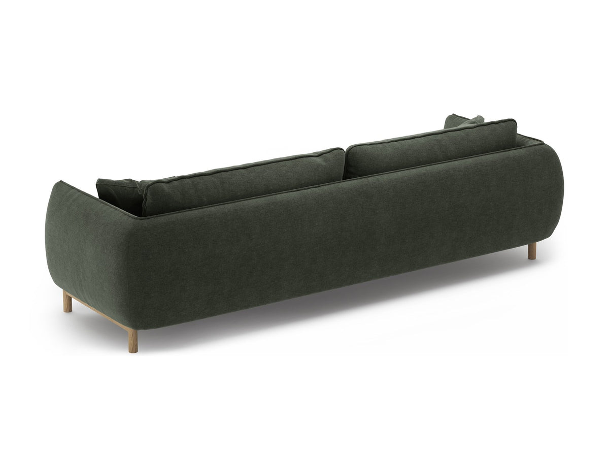 Vierersofa Ada von Micadoni in Mandel beige mit Casino-Stoffbezug, gerundeten Armlehnen und sichtbarem Buchenholzgestell auf Holzbeinen.