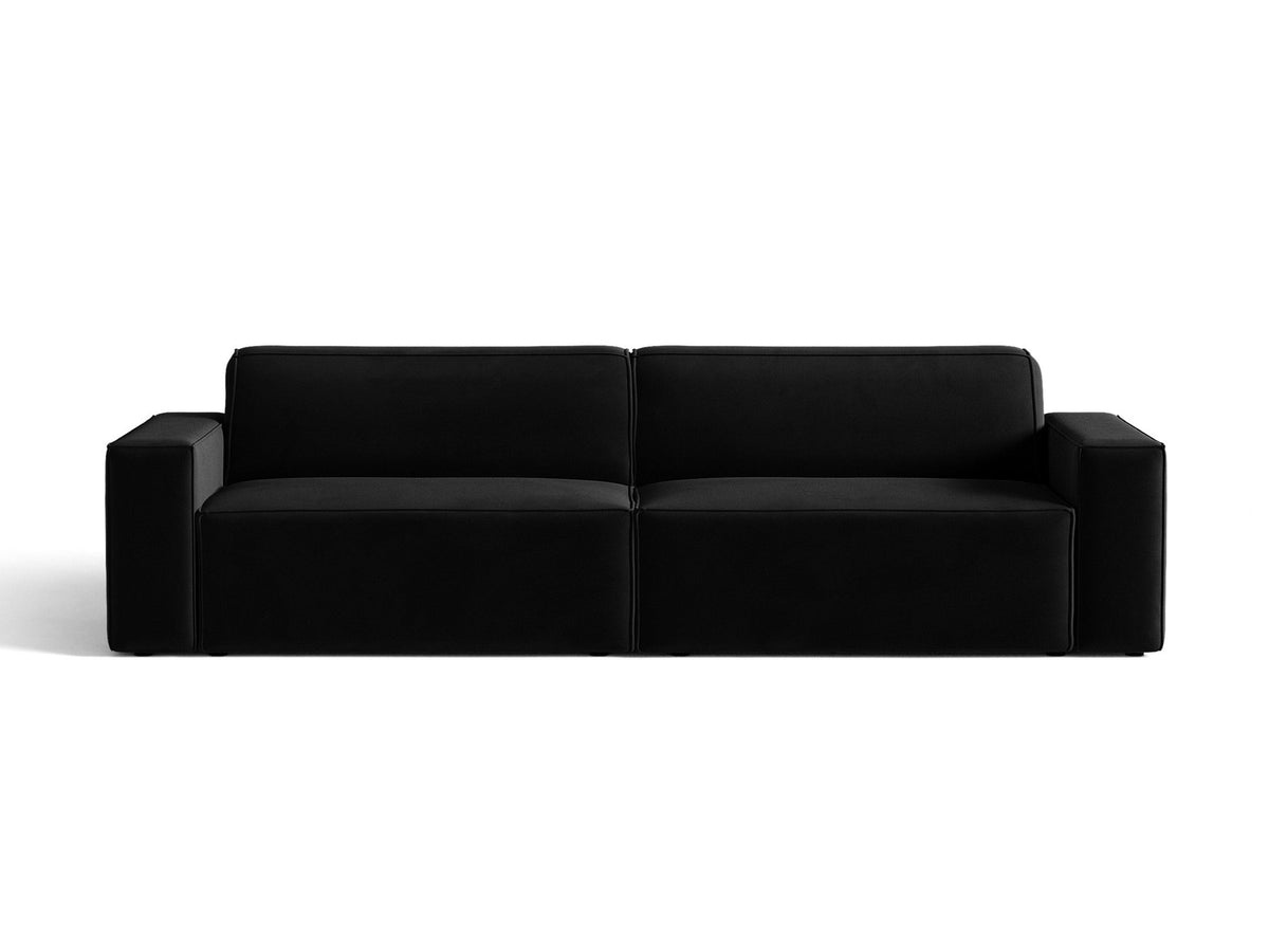 Modulares 4er Sofa Jodie von Micadoni in leichtem Beige mit Venus Samtstoff, schwarzen Kunststoffbeinen und niedriger Rückenlehne.