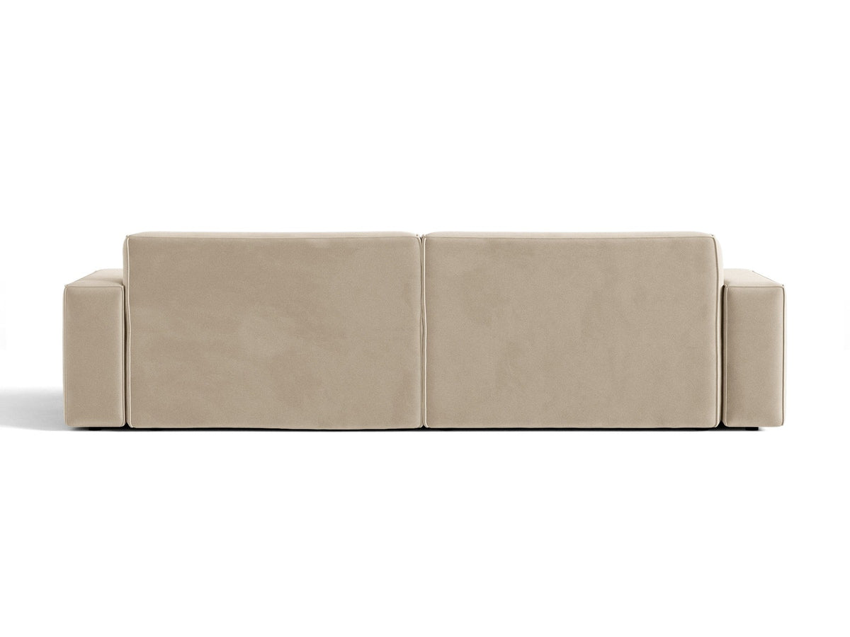 Modulares 4er Sofa Jodie von Micadoni in leichtem Beige mit Venus Samtstoff, schwarzen Kunststoffbeinen und niedriger Rückenlehne.