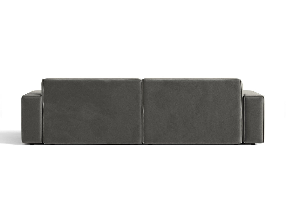 Modulares 4er Sofa Jodie von Micadoni in leichtem Beige mit Venus Samtstoff, schwarzen Kunststoffbeinen und niedriger Rückenlehne.