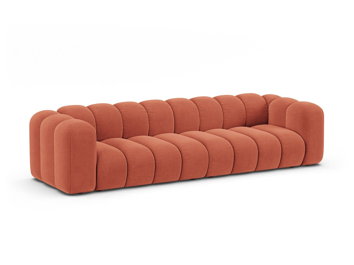 Beigefarbenes 4er Sofa Lupine von Micadoni aus Venus-Samtstoff mit schwarzen Kunststoffbeinen, modulares Design für dein Wohnzimmer.