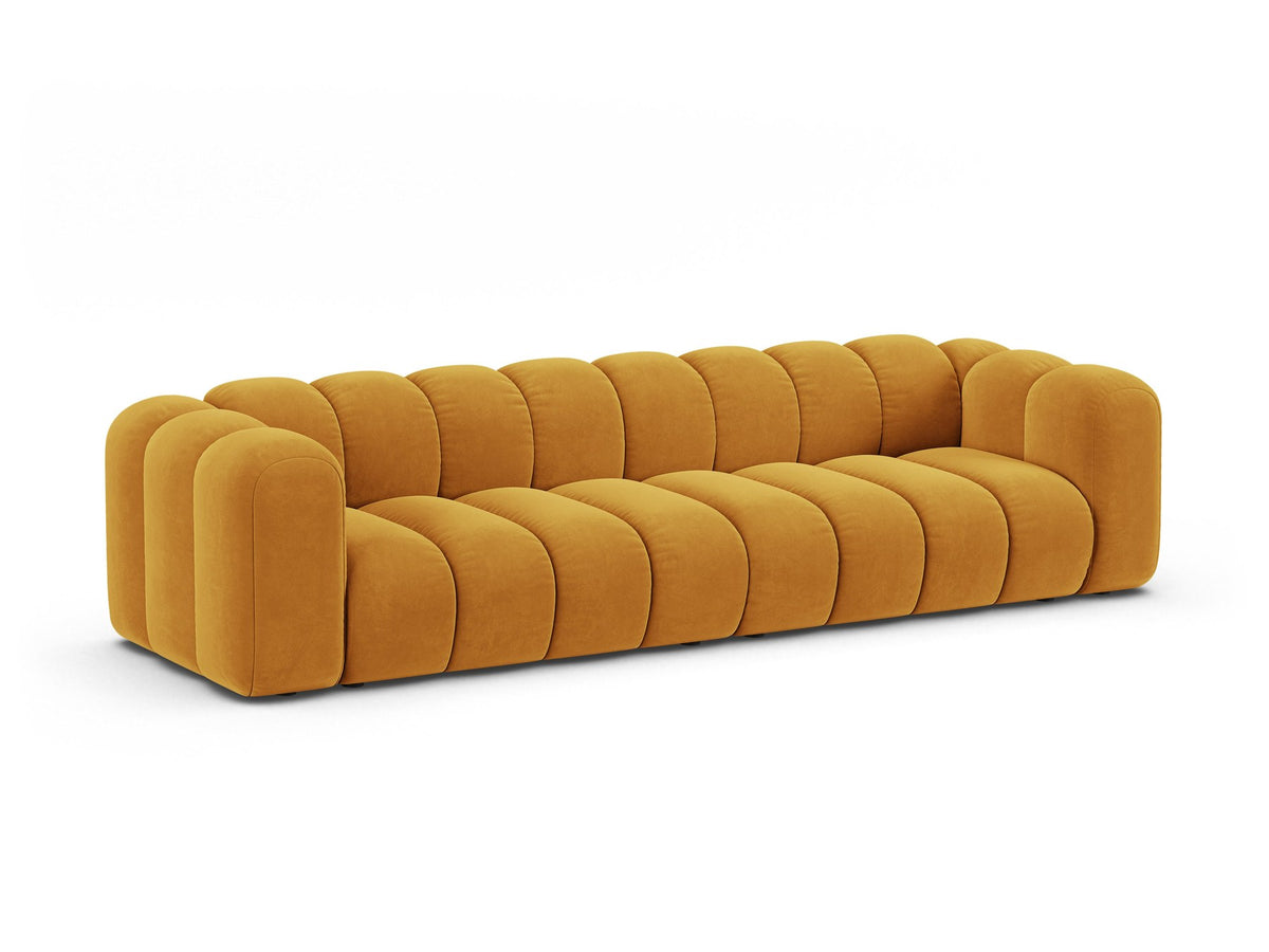 Beigefarbenes 4er Sofa Lupine von Micadoni aus Venus-Samtstoff mit schwarzen Kunststoffbeinen, modulares Design für dein Wohnzimmer.