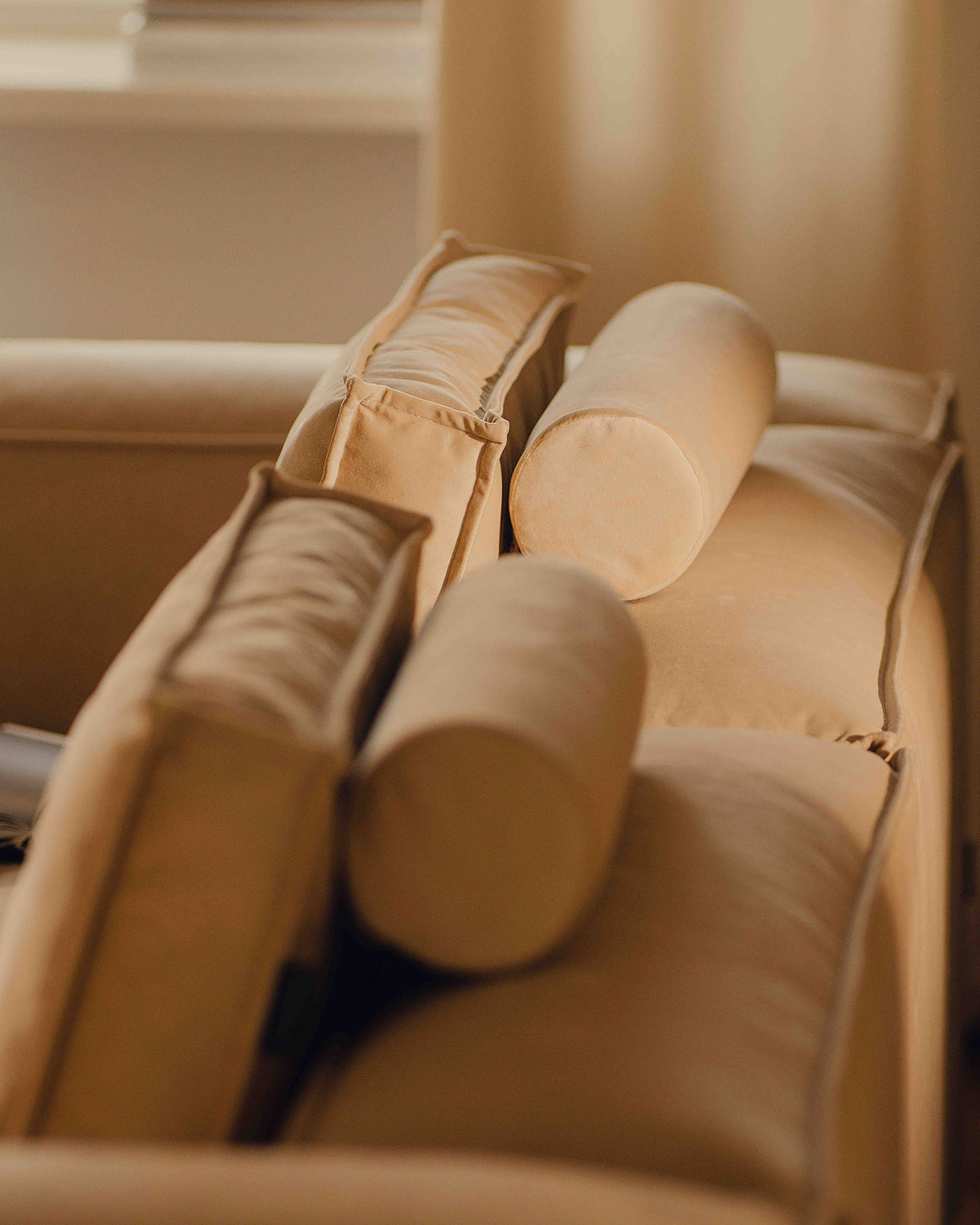 Nuria Sofa 4 Sitzer in Ivory-Monet präsentiert im Onlineshop von KAQTU Design AG. Sofa ist von Micadoni