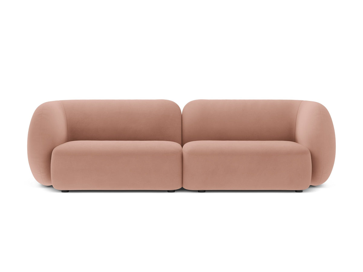 Weisses 4er Sofa Kate von Micadoni mit strukturiertem Bouclé-Stoff, schwarzen Kunststoffbeinen und breiter Sitzfläche.