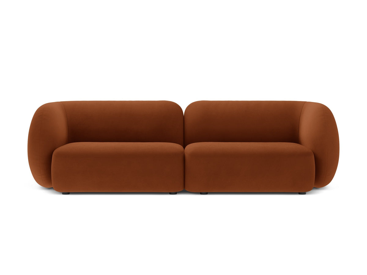 Weisses 4er Sofa Kate von Micadoni mit strukturiertem Bouclé-Stoff, schwarzen Kunststoffbeinen und breiter Sitzfläche.