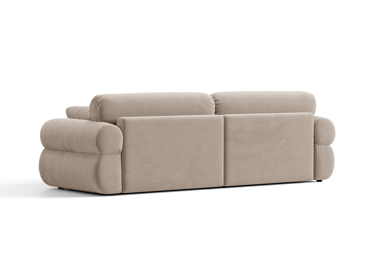 Beiges 4er Sofa Ophelia von Micadoni mit Liberty-Stoffbezug, niedriger Rückenlehne und schwarzen Kunststoffbeinen aus Polypropylen.