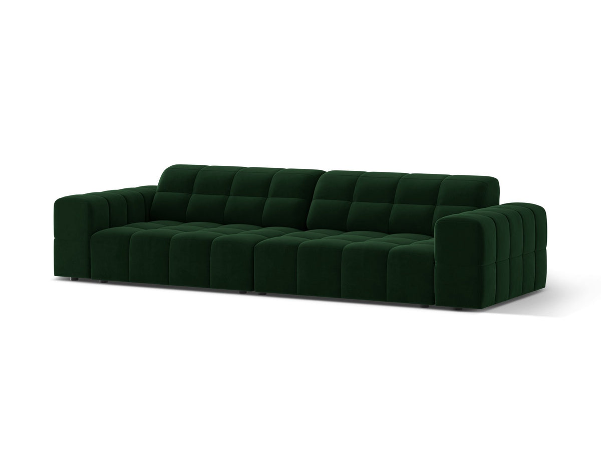 Beigefarbenes 4er Sofa Jennifer von Micadoni mit Samt-ähnlichem Bluvel-Stoff, schwarzen Kunststoffbeinen und gerader Rückenlehne.