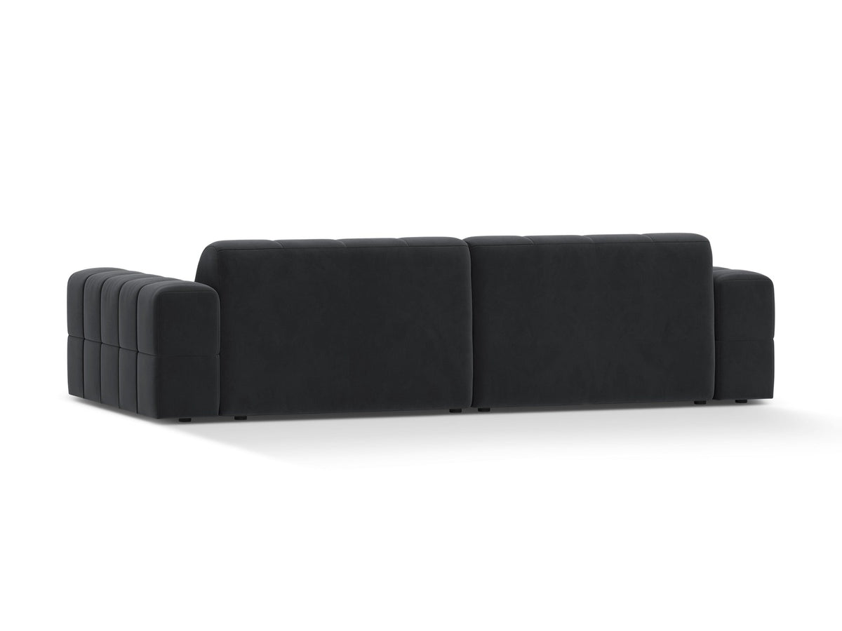 Beigefarbenes 4er Sofa Jennifer von Micadoni mit Samt-ähnlichem Bluvel-Stoff, schwarzen Kunststoffbeinen und gerader Rückenlehne.