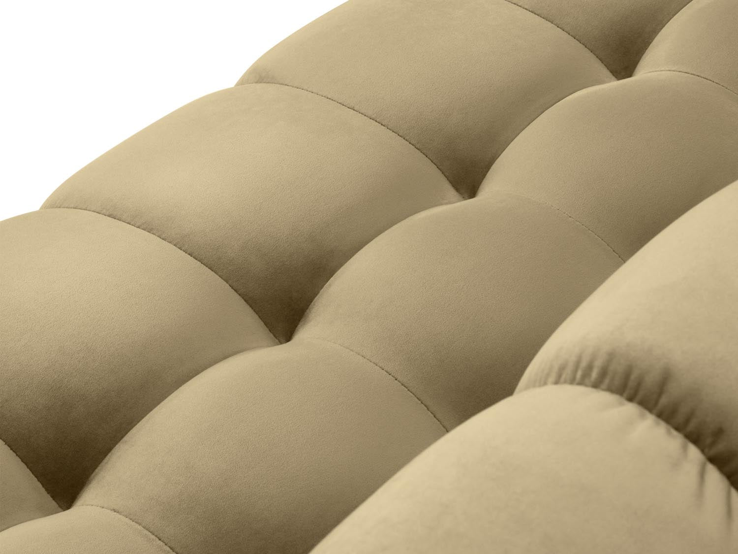 Stilvolles 4-Sitzer Sofa Mamaia aus Velours in sanften Beige- und Schwarznuancen, perfekt für entspannte Stunden im Wohnbereich.