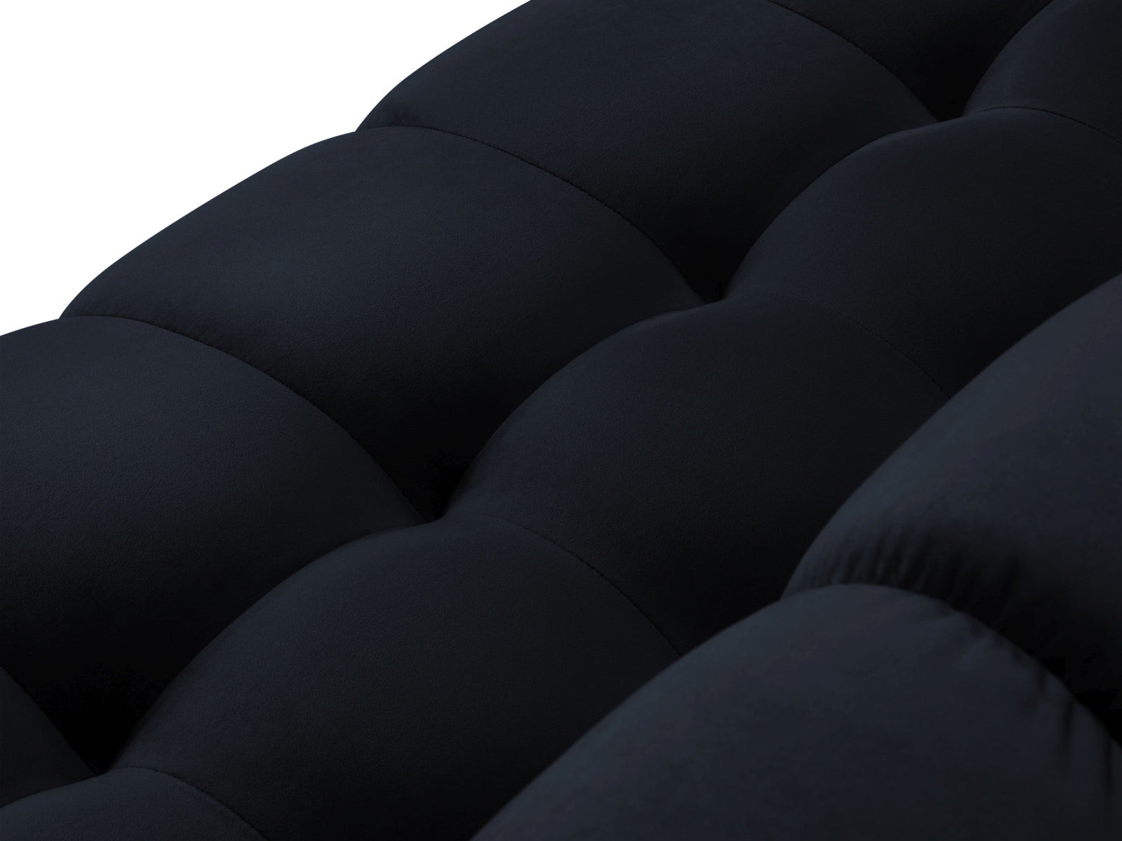 Stilvolles 4-Sitzer Sofa Mamaia aus weichem Velours, perfekt für entspannte Stunden und moderne Wohnkonzepte.