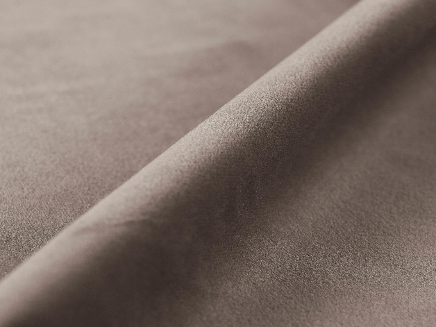 Elegantes Eden Velour Sofa für 4 Personen von Micadoni in einem zeitlosen Grauton, ideal für komfortable und stilvolle Wohnatmosphären.