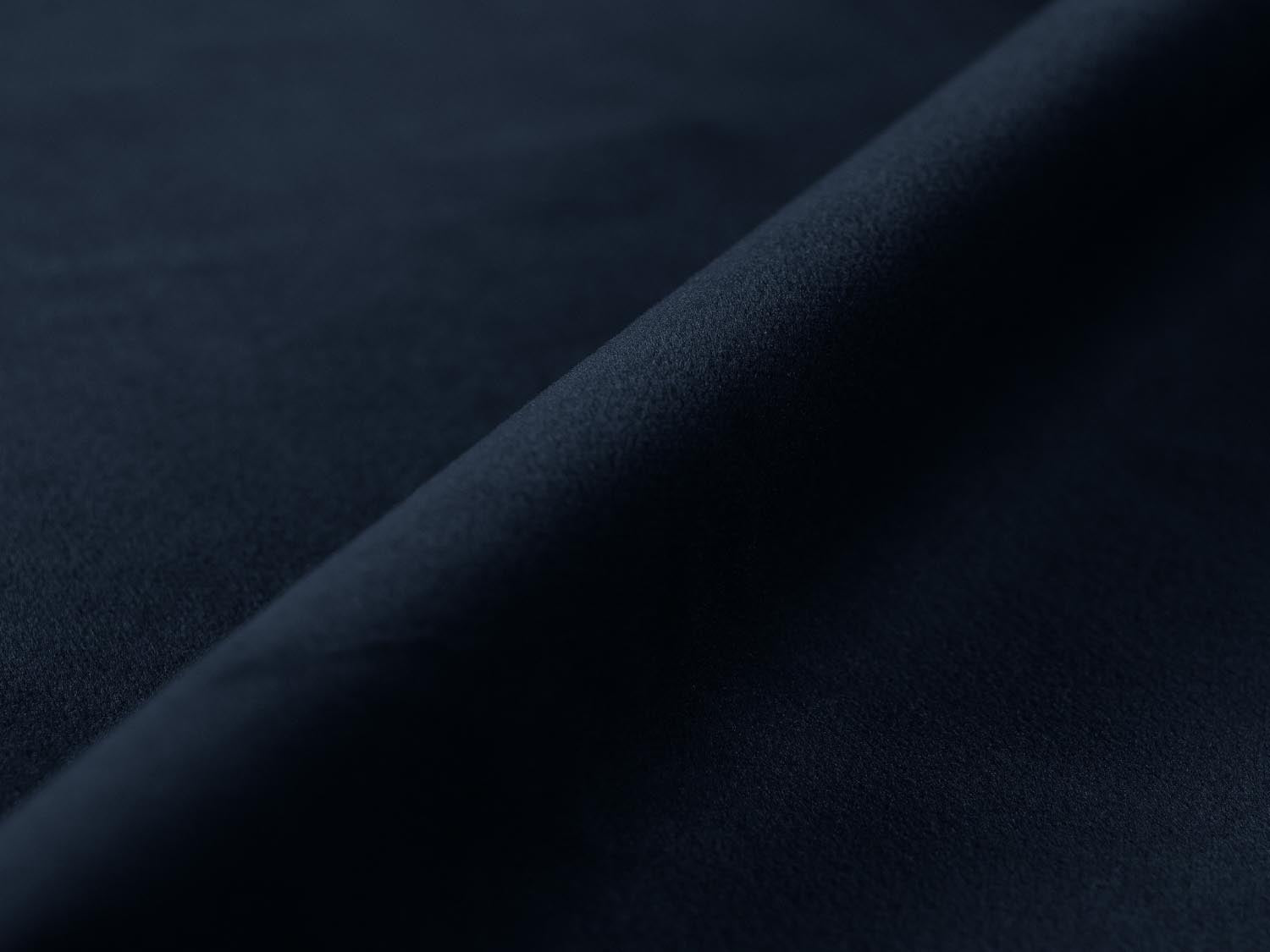 Entdecken Sie das Eden Velour Sofa von Micadoni: ein elegantes 4-Sitzer Sofa aus hochwertigem Velours, das Komfort und Stil in Ihr Zuhause bringt.