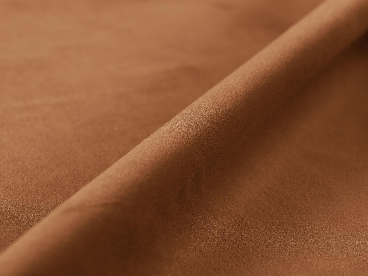 Elegantes 4-Sitzer Sofa Nuria aus weichem Velour in einem einladenden Honigton, ideal für gemütliche Abende und stilvolle Einrichtung.
