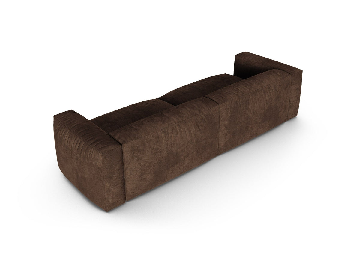 Modulares 4er Sofa Martina XL von Micadoni in Schokolade, Veloursstoff Vogue, schwarze Kunststoffbeine, im Wohnzimmer platziert.