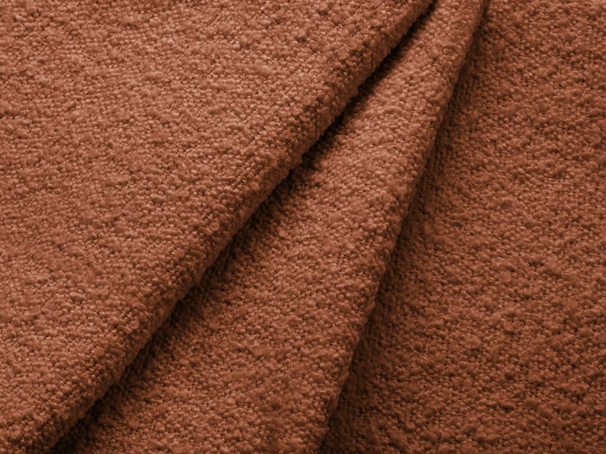 Weisser Armsessel Kate von Micadoni mit Bouclé-Stoffbezug, schwarzen Kunststoffbeinen und gepolsterter Rückenlehne, Frontalansicht.