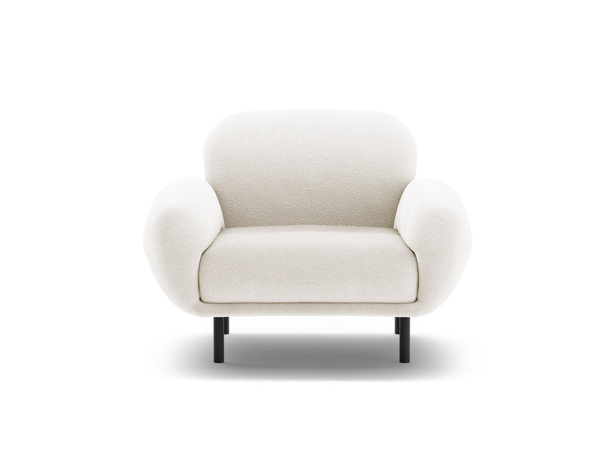 Weisser Poppy Armsessel von Micadoni mit Bouclé-Stoff, abgerundeter Form und schwarzen Metallbeinen, freigestellt fotografiert.